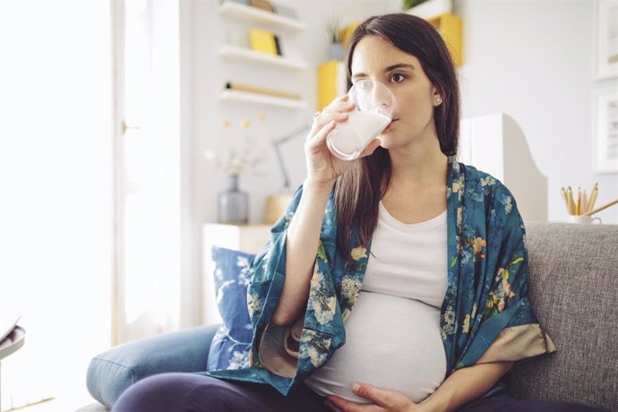 Embarazada bebiendo leche