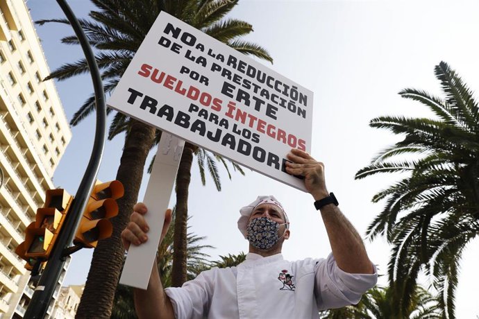 Los hosteleros se manifiestan en defensa de la hostelería y el ocio nocturno por el cierre de sus locales ante las medidas preventivas del Gobierno por el Covid-19 y donde piden un plan de rescate.  