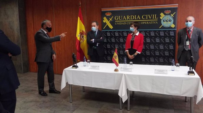 La directora de la Guardia Civil, María Gámez, felicita a los investigadores del 'caso Manuela Chavero'