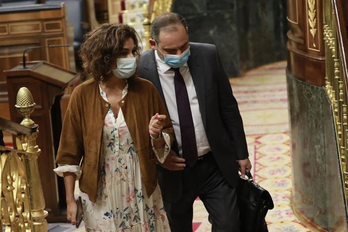 Los ministros de Hacienda y Transportes, María Jesús Montero y José Luis Ábalos, llegan a una sesión de control al Gobierno en el Congreso de los Diputados