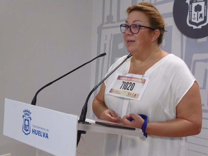 La portavoz de Adelante en el Ayuntamiento de Huelva y coordinadora local de Izquierda Unida en la ciudad, Mónica Rossi, en rueda de prensa.