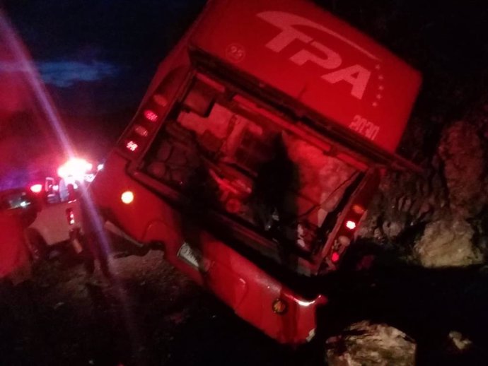 Autobús volcado en un accidente en Chiapas, México