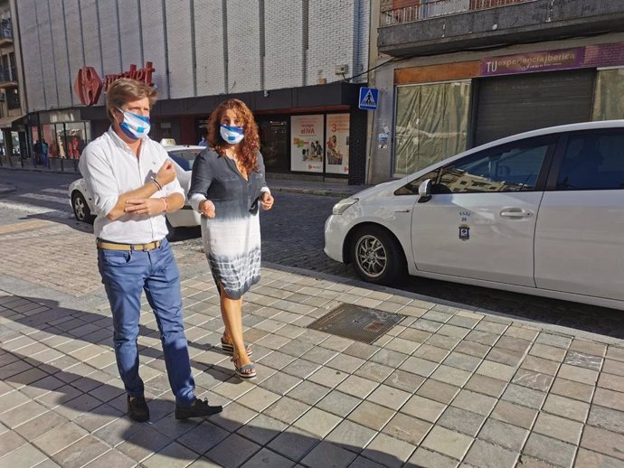 El portavoz del grupo municipal de Cs en el Ayuntamiento de Huelva, Guillermo Garcia de Longoria, junto a la viceportavoz, Noelia Álvarez, en la parada de taxis de la plaza de Las Monjas.