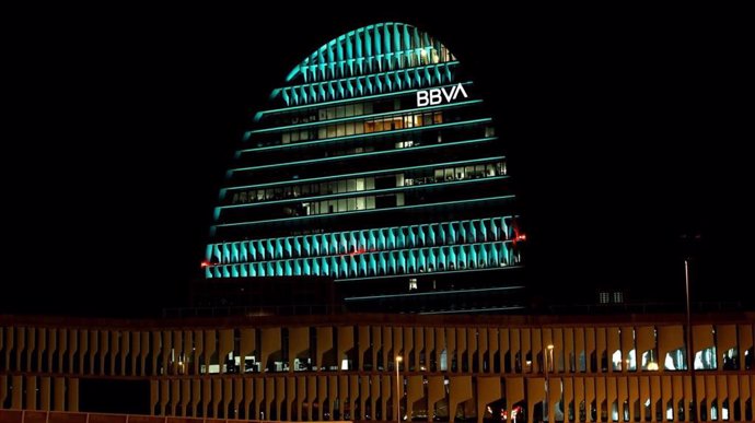 Edificio La Vela de BBVA iluminada de verde.