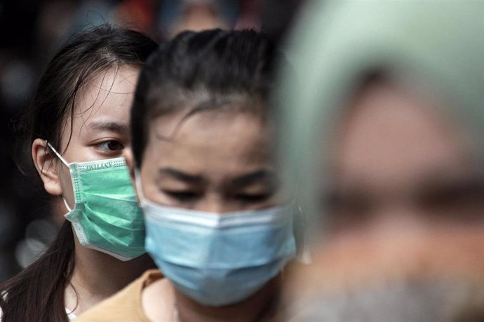 Mujeres con mascarilla en Indonesia