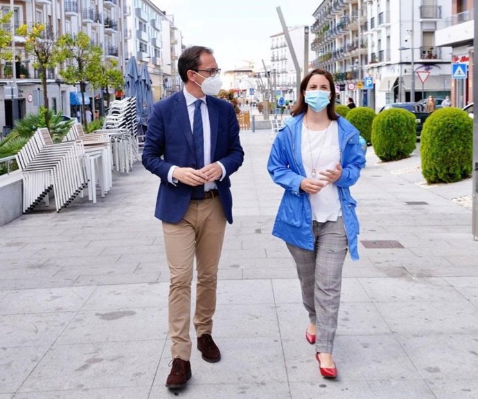 El alcalde de Pozoblanco, Santiago Cabello, y la delegada territorial de Fomento, Infraestructuras y Ordenación del Territorio de la Junta de Andalucía, Cristina Casanueva, durante un encuentro