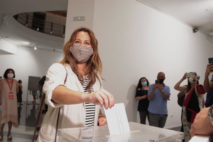 La candidata de Ciudadanos a la Presidencia de la Xunta, Beatriz Pino, ejerce su derecho al voto este domingo en Vigo