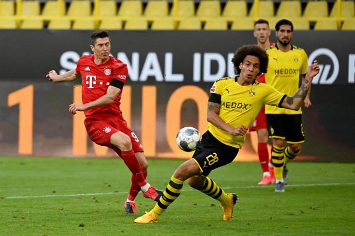 Lewandowski dispara ante Witsel durante un Bayern-Borussia Dortmund de la Bundelisga 2019-2020