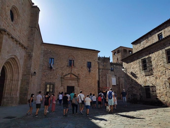 Un grupo de turistas visita el casco histórico de Cáceres