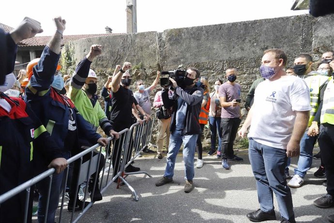 El presidente del comité de empresa de la planta de Alcoa en San Cibrao, José Antonio Zan (1d), junto a trabajadores de Alcoa convocados en el Pazo de Cea, horas después de la finalización de una mesa de negociación con la empresa, en Nigrán, Pontevedr