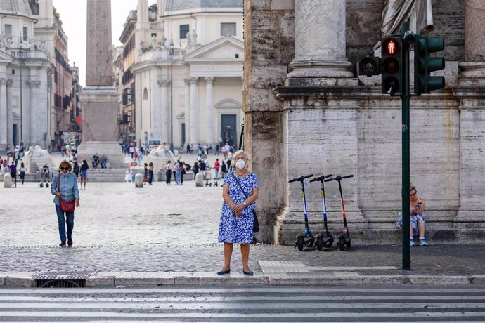 Una mujer con mascarilla en Roma