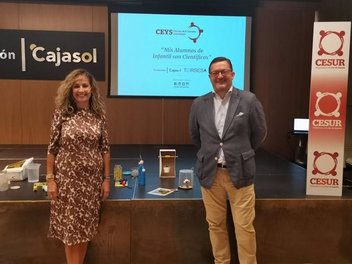 La profesora Palma García, y el vicepresidente ejecutivo de Cesur, Fernando Seco, este lunes en Sevilla.
