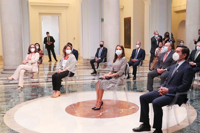 La Reina a visibilidad al esfuerzo de las mujeres frente al virus en un acto de la Fundación Microfinanzas