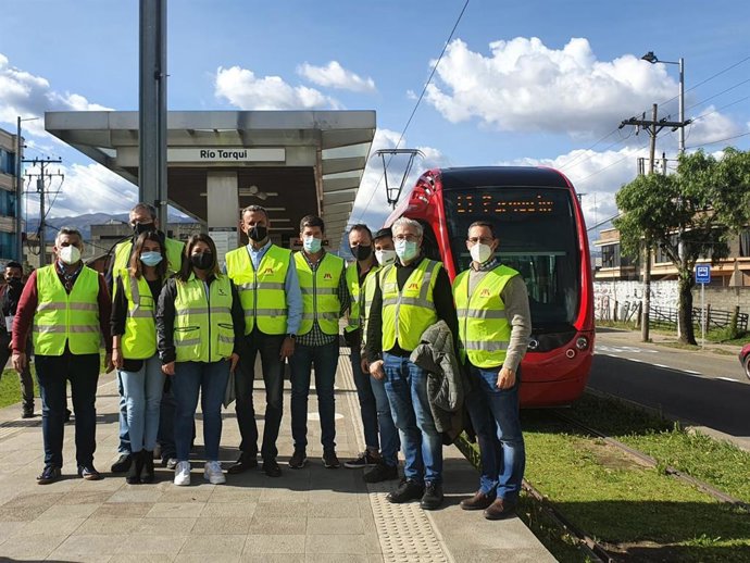 Trabajadores de Metrotenerife asesoran la puesta en marcha del tranvía de Cuenca, en Ecuador