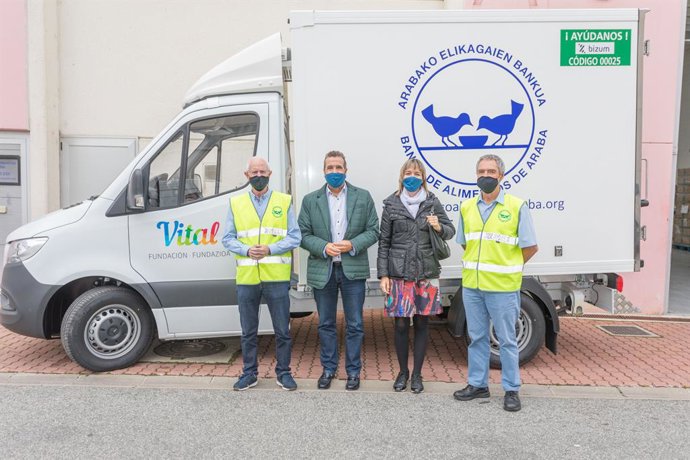 Vital Fundazioko eta Arabako Elikagaien Bankuko kideak furgoneta berriarekin