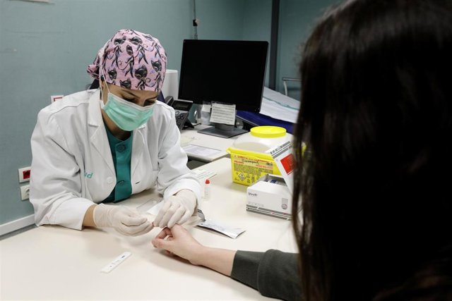 Realización de un test rápido a una trabajadora del Hospital Miguel Servet de Zaragoza.