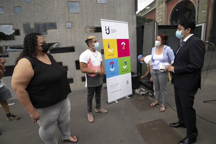 El presidente del Cabildo de Tenerife, Pedro Martín (d), en la apertura del nuevo Centro de Información Juvenil