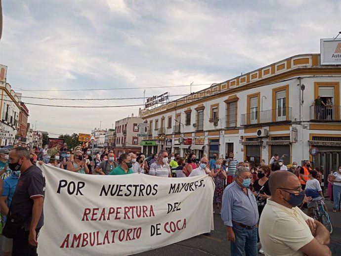 Manifestación por las calles de Camas en demanda de la reapertura de los ambulatorios
