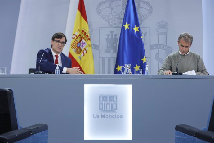 El ministro de Sanidad, Salvador Illa (d), y el director del Centro de Coordinación de Alertas y Emergencias Sanitarias -CCAES- Fernando Simón, comparecen en rueda de prensa telemática en Moncloa, en Madrid (España), a 28 de septiembre de 2020.