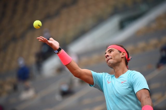 Rafa Nadal realiza un saque durante su debut en Roland Garros 2020