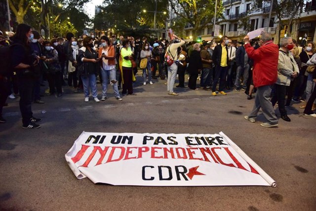 Unos 400 manifestantes convocados por los CDR caminan cortando el tráfico de Paseo de Gracia de Barcelona a su paso como protesta tras la inhabilitación del presidente Quim Torra.