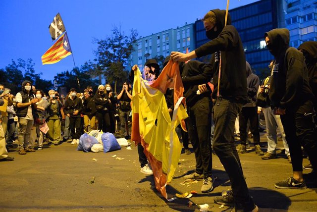 Queman banderas y lanzan basura en la concentración de los CDR en Girona, con 1.000 personas.