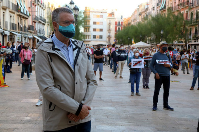 Pla mitj de l'alcalde de Tarragona, Pau Ricom, durant la concentració de rebuig a la inhabilitació de Torra, a la plaa de la Font, el 28 de setembre del 2020. (Horitzontal)