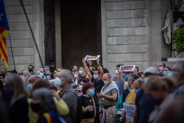 Concentración en plaza Sant Jaume para protestar contra la inhabilitación del presidente de la Generalitat, Quim Torra.