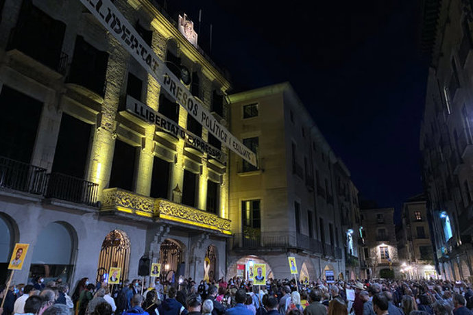 Pla general de la concentració de Girona Vota per protestar contra la inhabilitació de Quim Torra, amb la pancarta a la faana de l'Ajuntament aquest 28 de setembre del 2020 (Horitzontal)