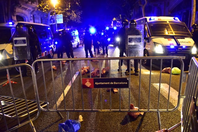 Los CDR arrojan cabezas de cochinillo contra la policía, varias personas frente en los Jardines de Gracia en contra de la sentencia del Tribunal Supremo en la que se inhabilita al president de la Generalitat, Quim Torra.