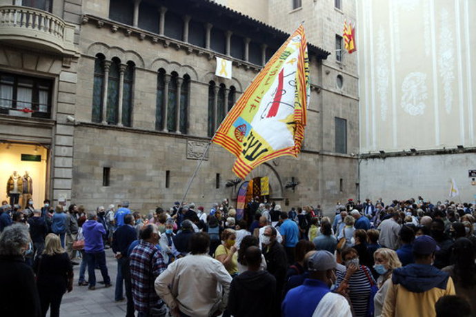 Pla general de la protesta contra la inhabilitació del president Torra a la plaa de la Paeria de Lleida, el 28 de setembre de 2020. (Horitzontal)