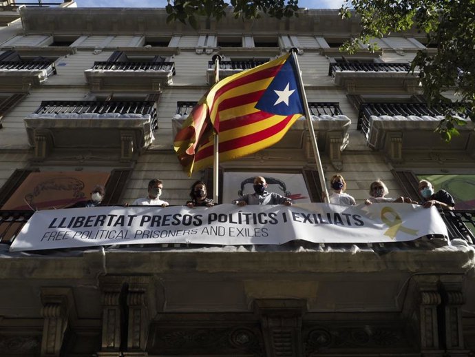 , mnium Ha Colgado En Su Sede En Barcelona La Pancarta Que La JEC Requirió Retirar A Torra Y Que Motivó El Inicio De La Causa Judicial Por Desobediencia, Con El Lema 'Llibertat Presos Polítics I Exiliats'.