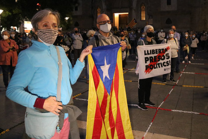 Pla mitj de diversos assistents a la concentració celebrada a Sabadell el 28 de setembre del 2020 contra la sentncia que inhabilita Quim Torra com a president de la Generalitat (horitzontal)