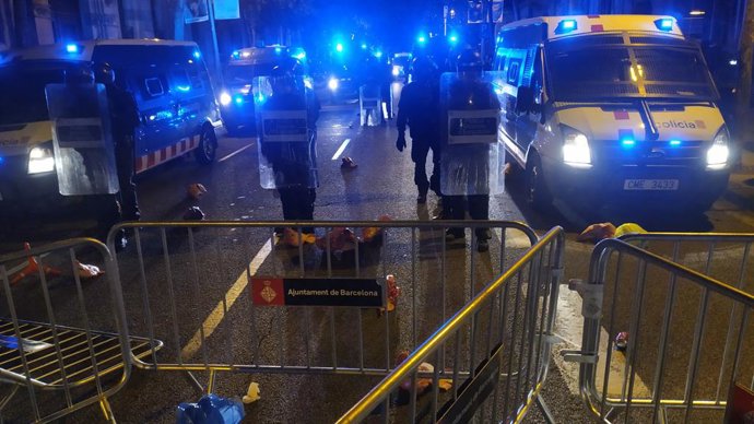 Els CDR llancen caps de porc als Mossos davant la Delegació del Govern a Barcelona, durant una protesta per la inhabilitació del president Quim Torra.