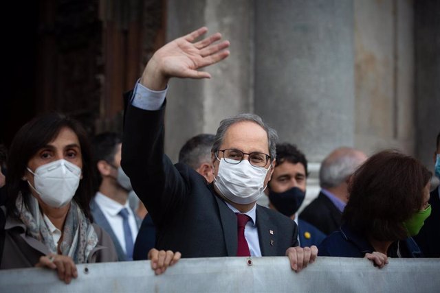 El president de la Generalitat, Quim Torra, saluda a los congregados en plaza Sant Jaume, después de conocerse su inhabilitación