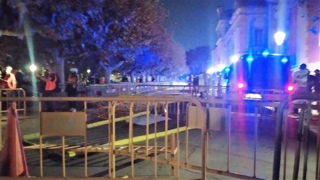 Manifestantes lanzan ladrillos a los Mossos cerca del Parlament