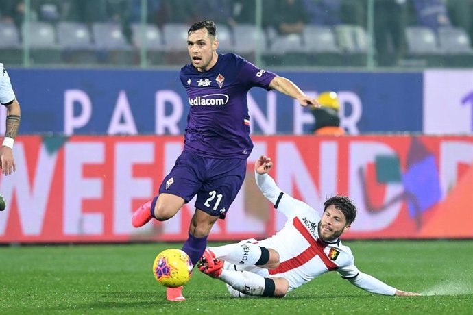 El danés Lass Schoene intenta cortar el avance de Pol Lirola en un Fiorentina-Genoa