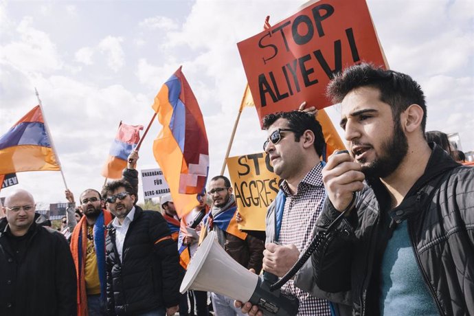Manifestación de la comunidad armenia en Berlín, Alemania, contra las políticas del Gobierno de Azerbaiyán del presidente Ilham Aliyev con respecto a la región fronteriza de Nagorno-Karabaj.