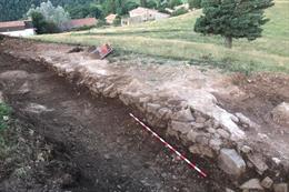 Pla general de dos arquelegs treballant al mur del segle XV-XVII que ha aparegut a la Torre de Campelles (Ripolls) el setembre del 2020. (vertical)