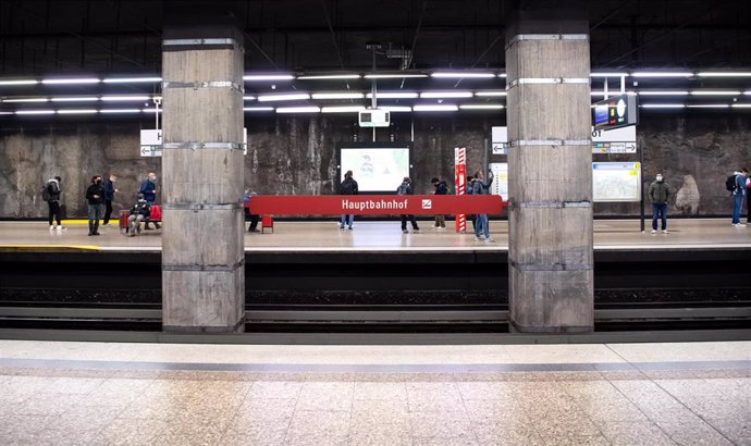 Pasajeros en la estación de Hauptbahnhof en Múnich