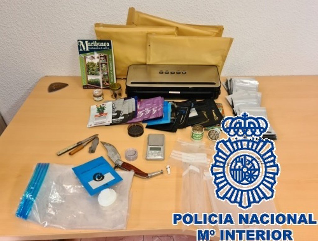 Detenidos tres jóvenes relacionados con un paquete de marihuana enviado desde Málaga a Pamplona 3 Detenidos tres jóvenes relacionados con un paquete de marihuana enviado desde Málaga a Pamplona 3