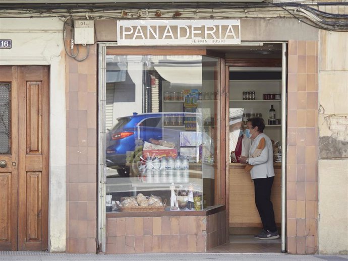 Una vecina de la localidad de Peralta compra en una panadería 