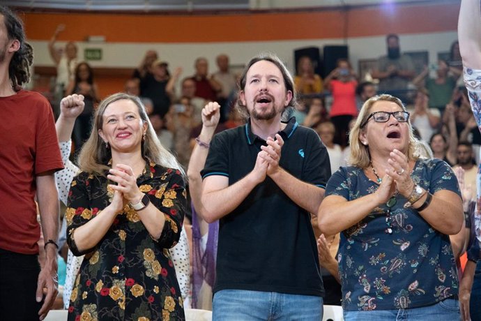 Victoria Rosell, Pablo Iglesias y Meri Pita durante un acto de Unidas Podemos en Las Palmas de Gran Canaria en 2019