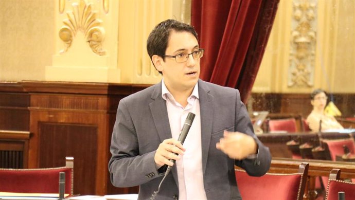 El conseller de Modelo Económico, Iago Negueruela, en el Parlament.