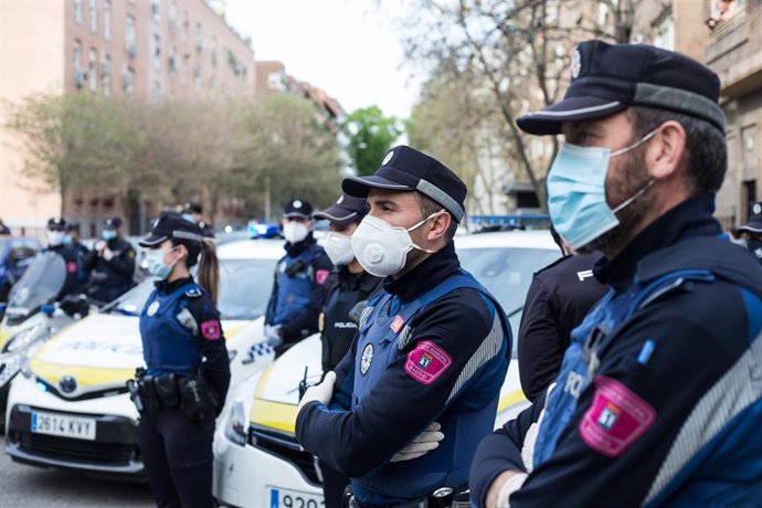 Varios miembros de la Policía Municipal de Madrid rinden homenaje a Carmen, una farmacéutica que le suministra geles y mascarillas durante la pandemia de Covid-19 en Abril 20, 2020 in Madrid, España