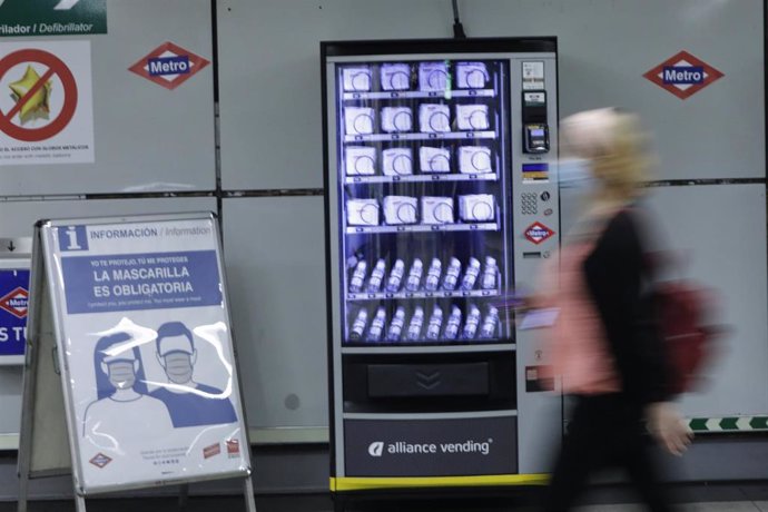 Una de las nuevas máquinas de 'vending' de mascarillas e hidrogel del Metro de Madrid, en Madrid (España) .