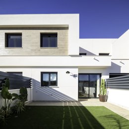 Una promoción de chalets adosados en Entrenúcleos donde toman protagonismo los jardines y los espacios al aire libre.