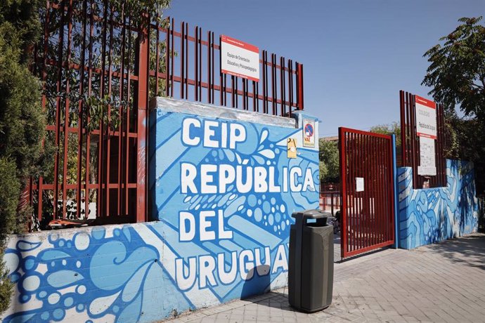 Puerta de entrada del CEIP República Uruguay, en el barrio de Carabanchel (Madrid)