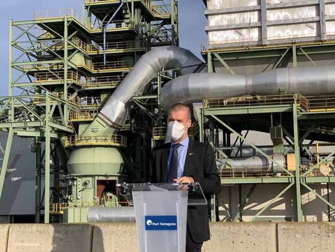 Pla mitj del president del Port de Tarragona, Josep Maria Cruset, davant la planta de producció de ciment a tocar de l'escullera, que es desmantellar. Imatge del 29 de setembre del 2020. (Horitzontal)