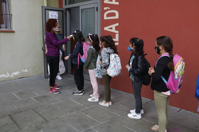 Pla general d'alumnes de l'escola de Manlleu fent cua per prendre'ls la temperatura el 24 de setembre del 2020. (horitzontal)